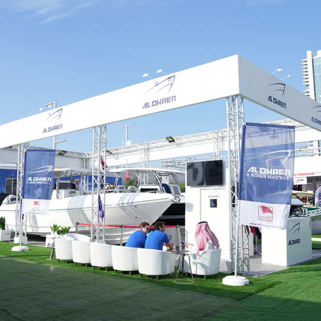 مجموعة من الناس في معرض شركة الضعين البحرية