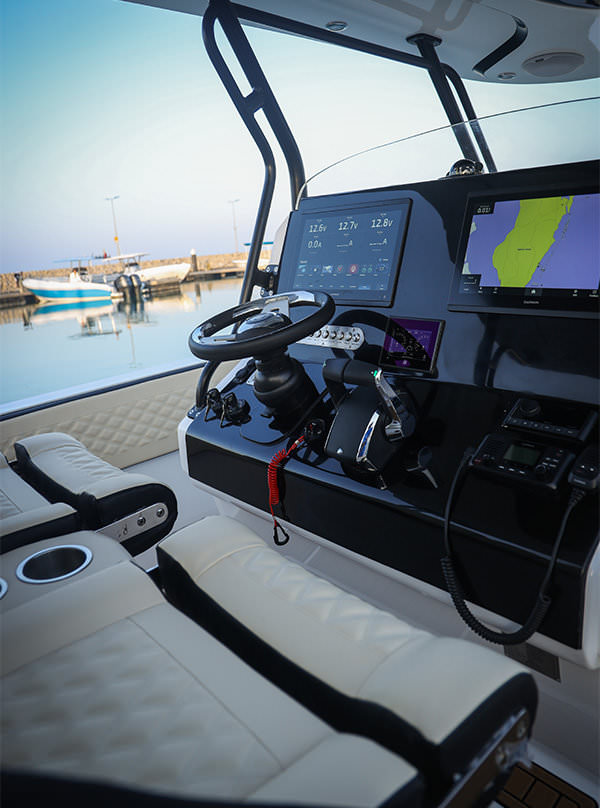 داخل قارب من شركة الضعين البحرية