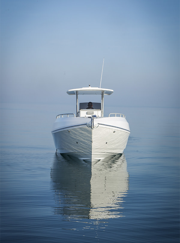 منظر أمامي لقارب من شركة الضعين البحرية